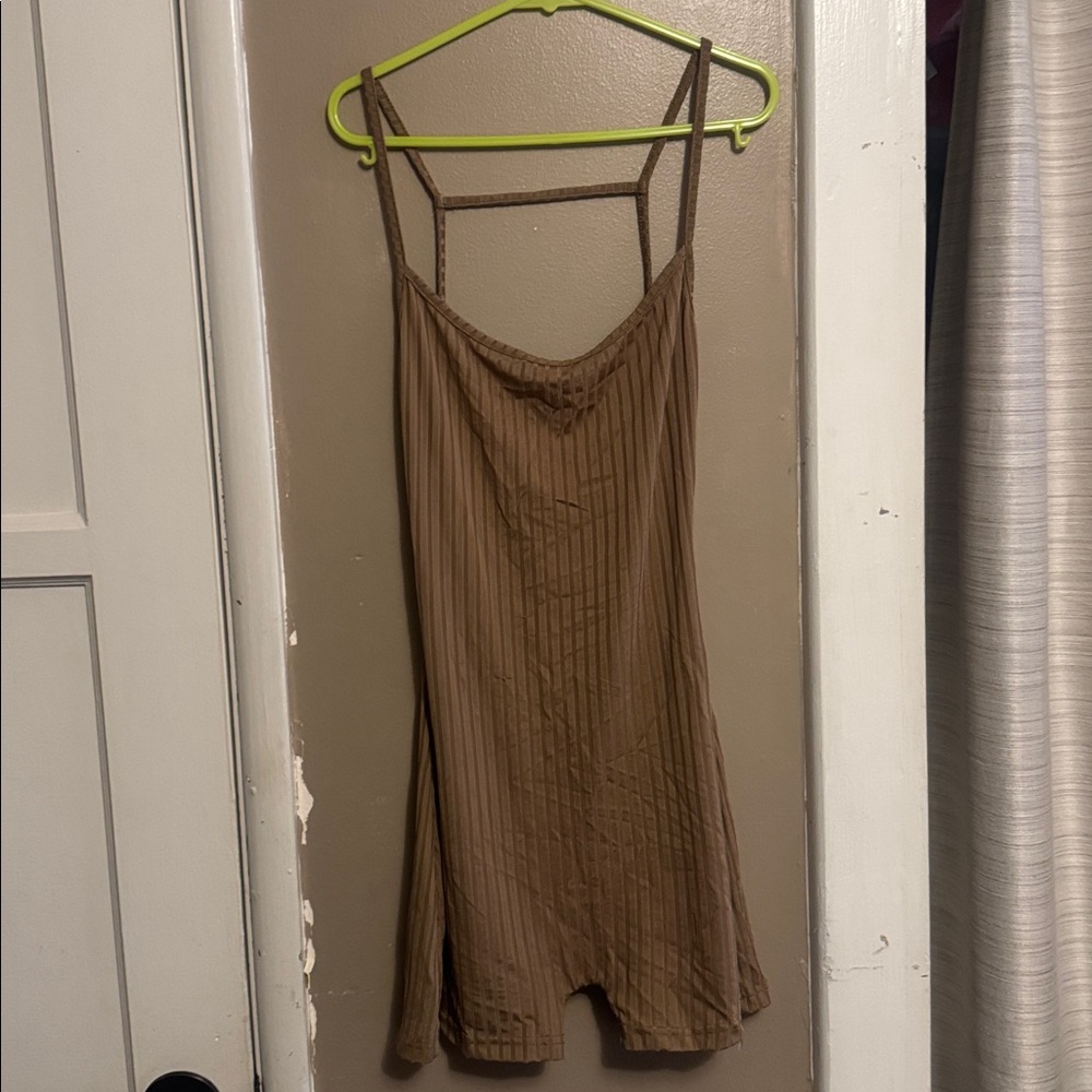 🍂Ribbed Cami Brown Jumpsuit with Open Back, Size medium.
Shorts jumpsuit